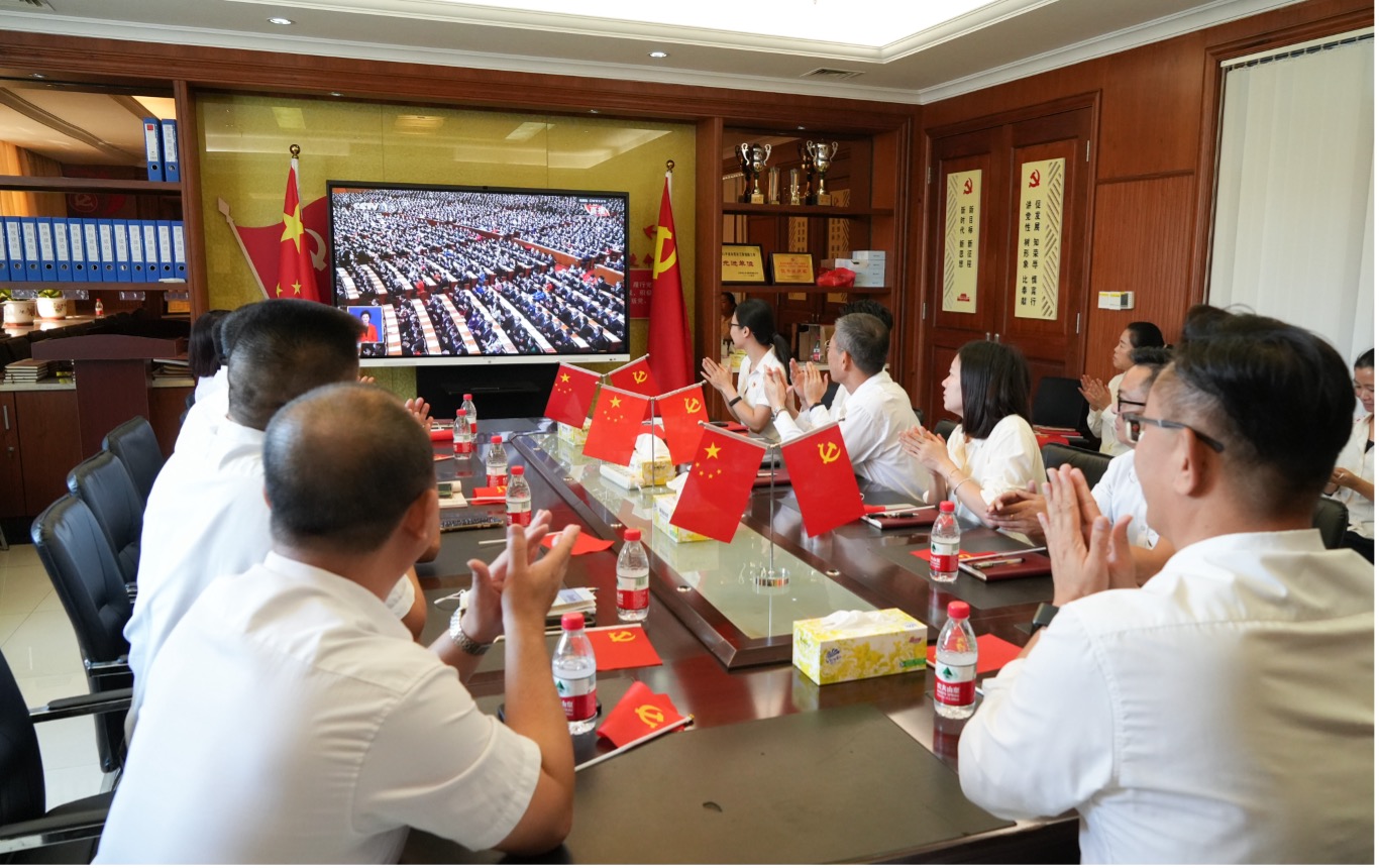 永发集团党支部协同龙景花园党支部组织党员集中观看党的二十大开幕式现场直